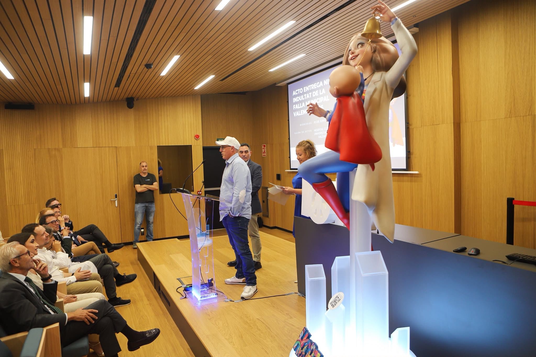 Acto de entrega de fondos a INCLIVA